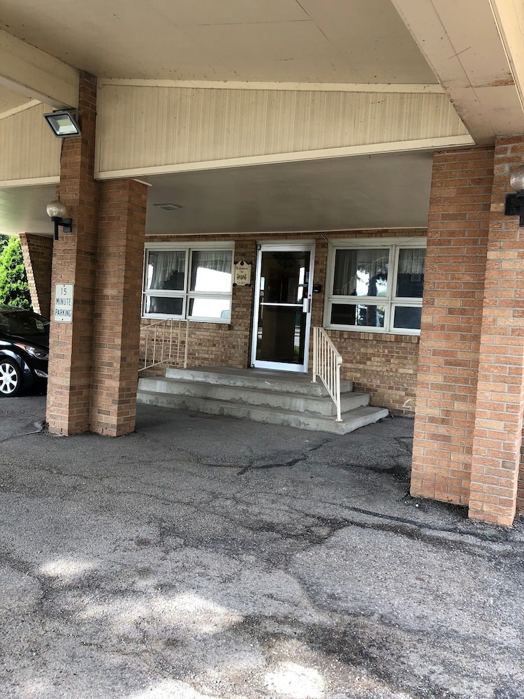 McGoverns Hotel and Suites 4/45