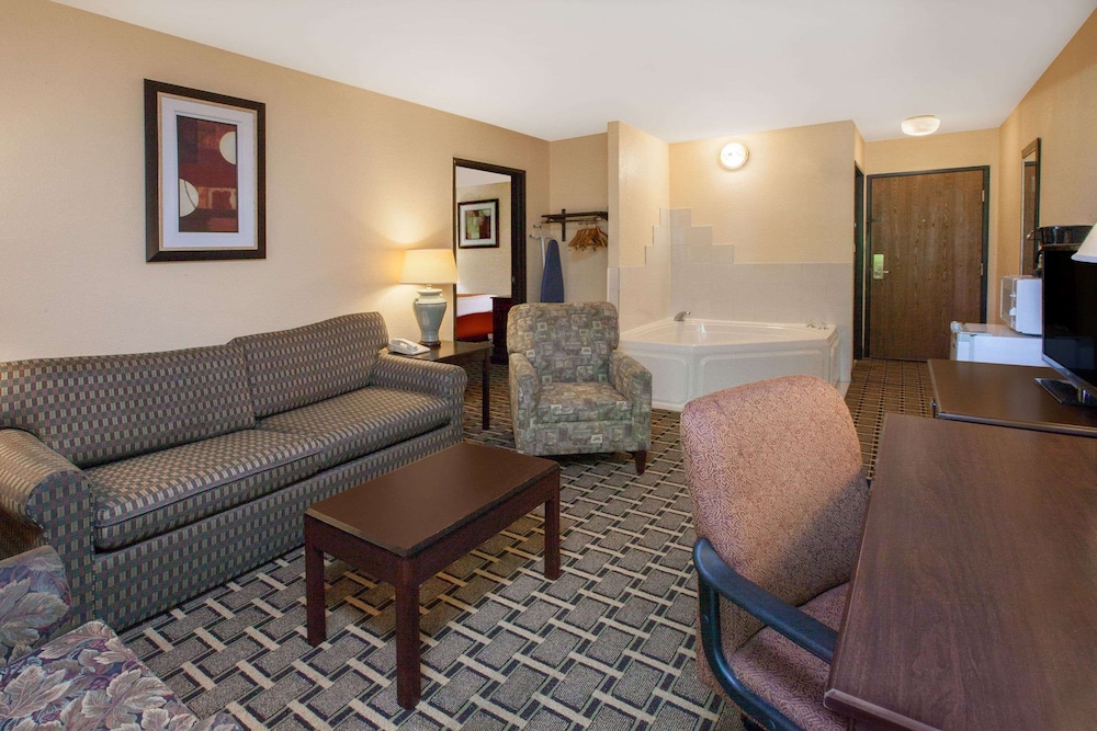 Days Inn & Suites by Wyndham Madison Heights MI 16/20