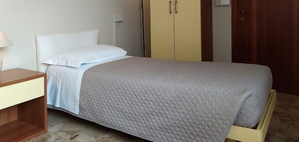 ROOM, SINGLE, SINGLE BED