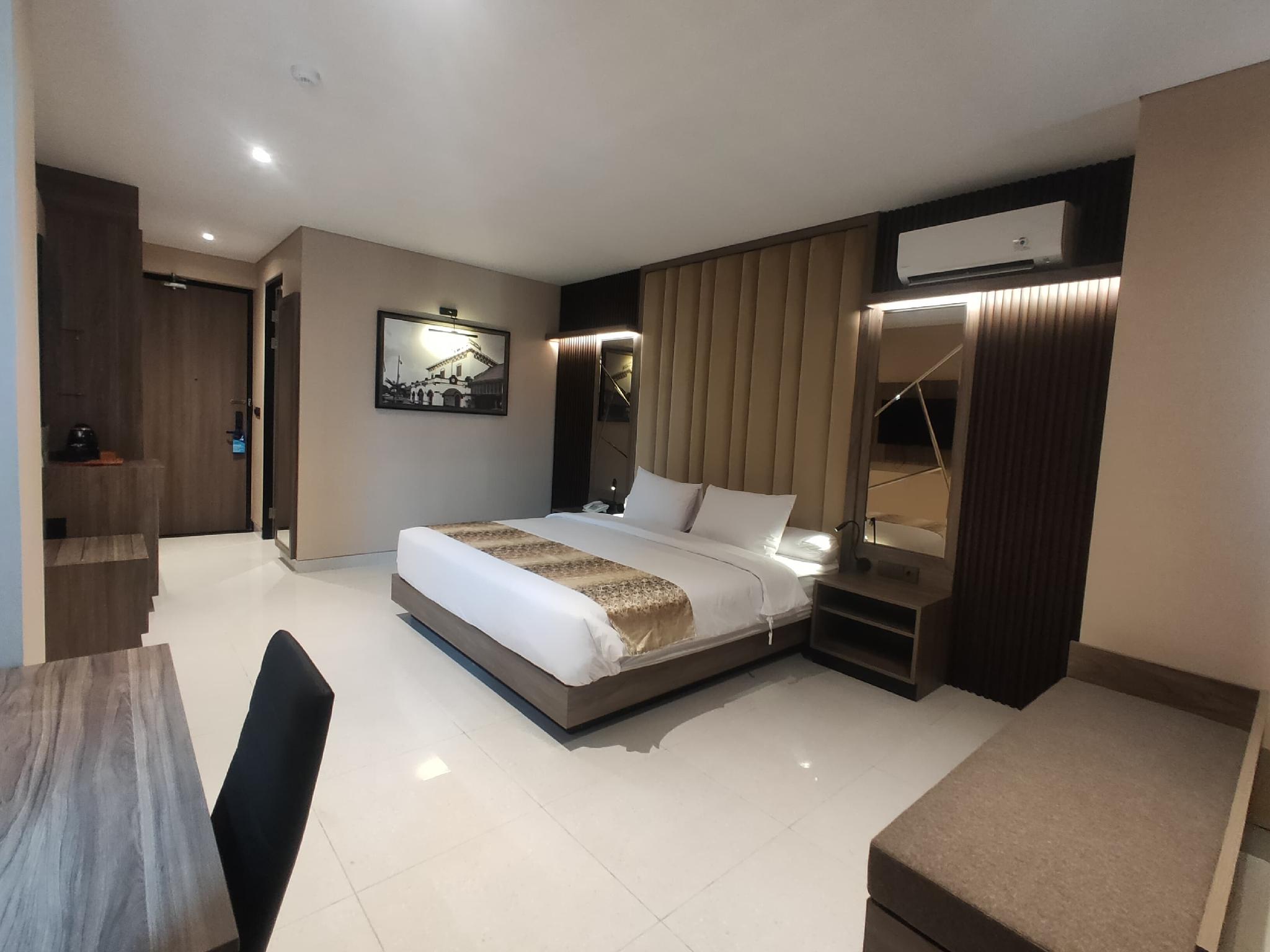 EXECUTIVE, KING BED