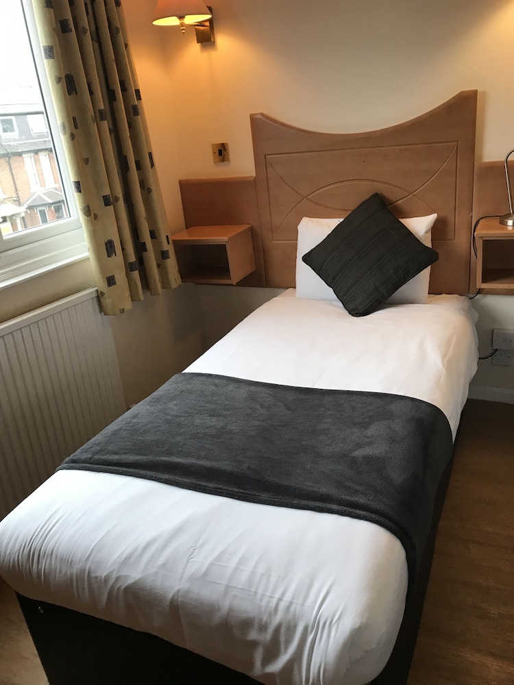 Whites Hotel 24/57