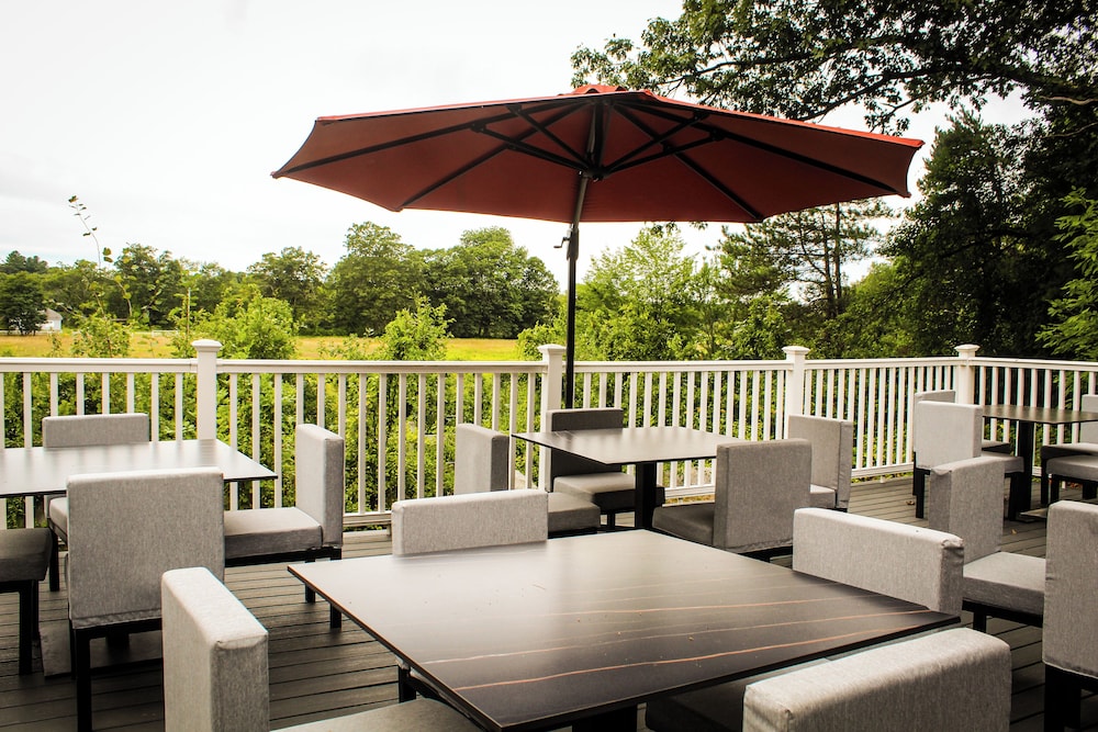 Chateau Merrimack Resort & Spa 17/19