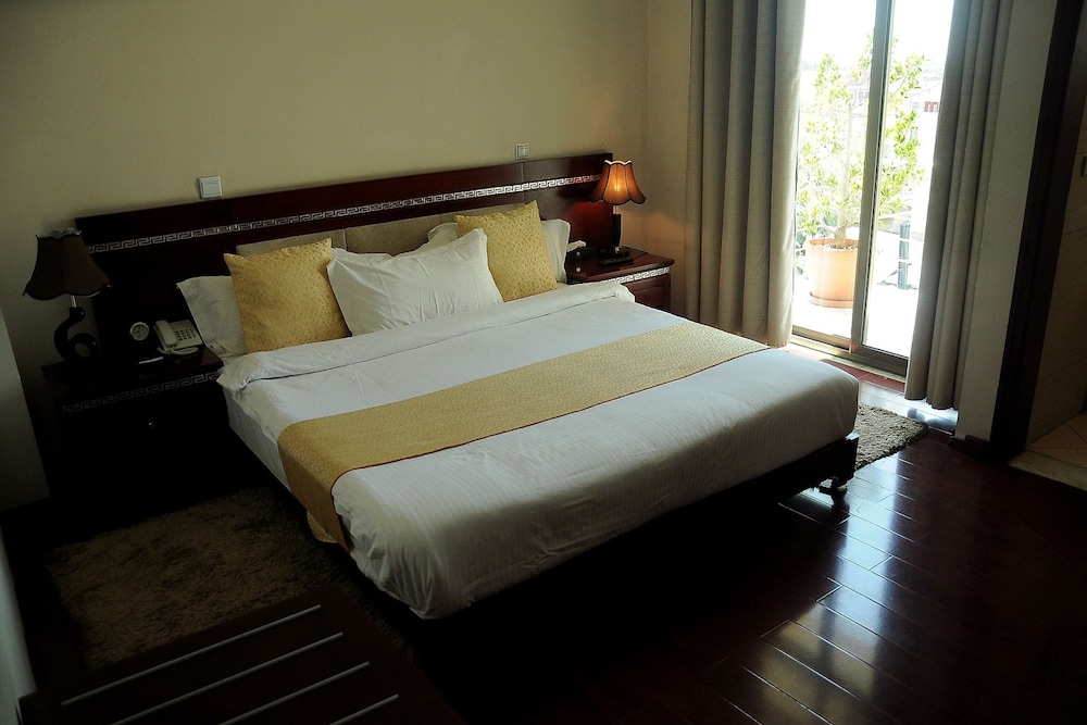 Zola International Hotel 12/50
