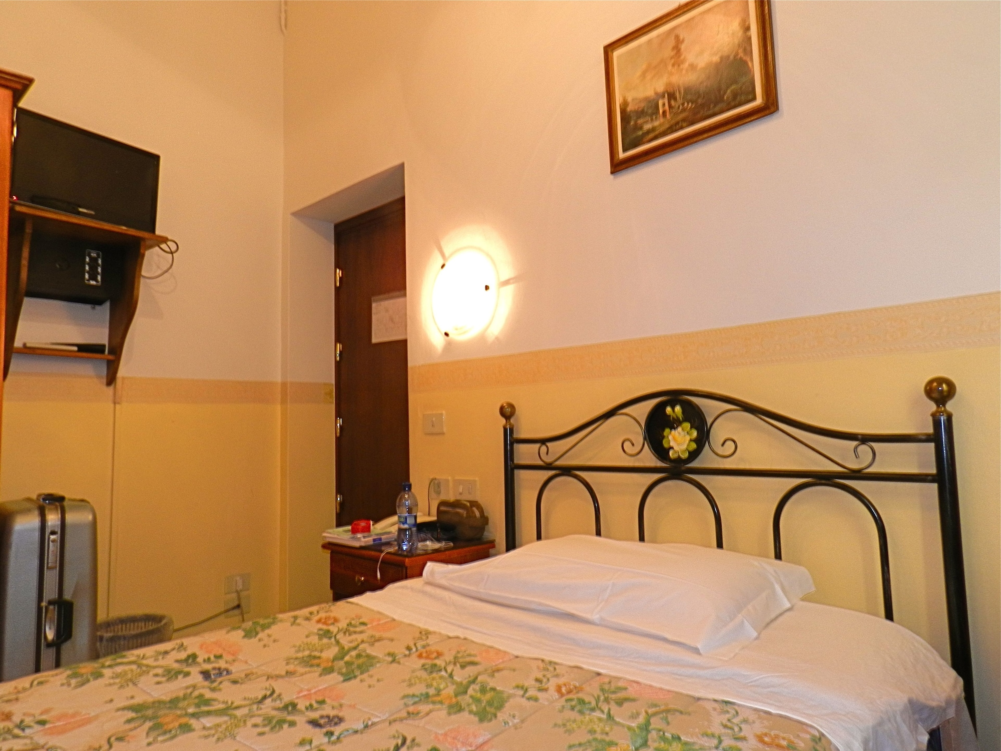 ROOM, SINGLE