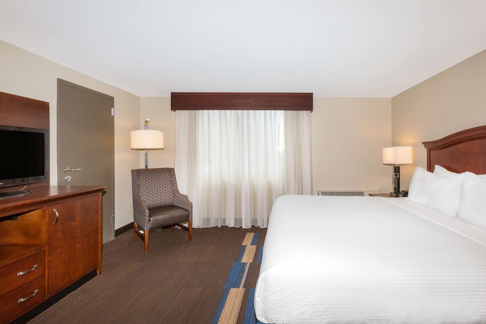 ROOM, KING BED, ACCESSIBLE