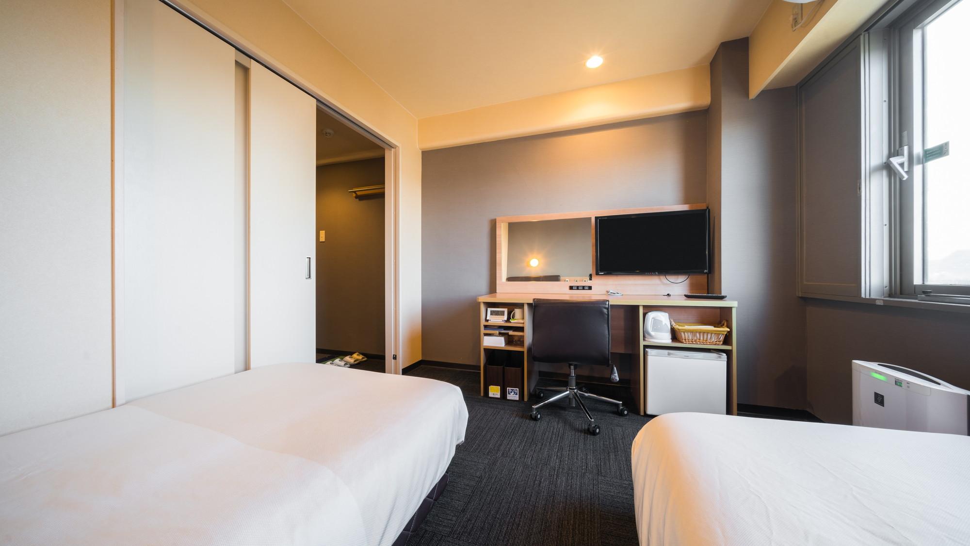 Compact, Standard, Twin Beds, Smoking