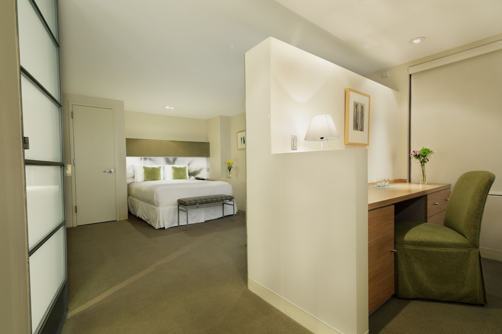 جناح جونيور بسرير كوين، The Shoreham Hotel 10/10