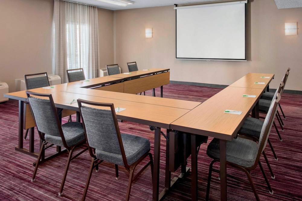 Courtyard By Marriott Newark Liberty International Airport 36/37