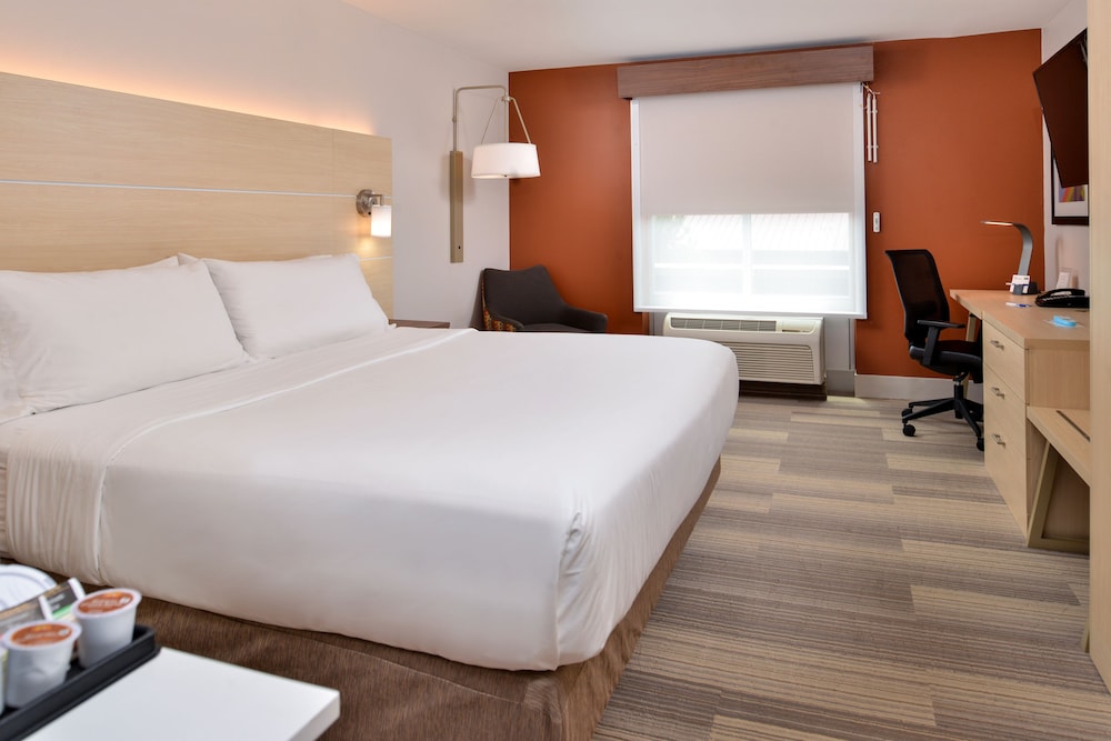 Holiday Inn Express Suites Cincinnati Mason 12/49