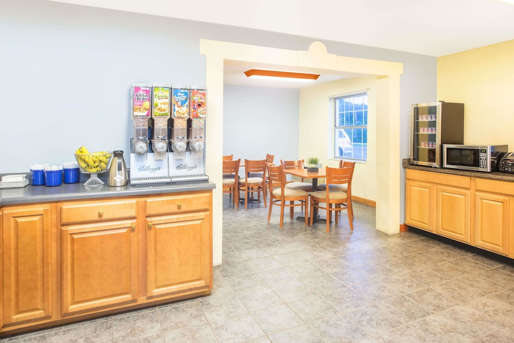 Days Inn By Wyndham Roanoke Near I-81 40/47