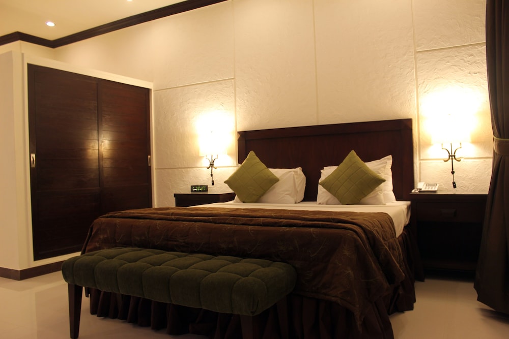 1 Bedroom, Royal, Single, Queen Bed, 2 Bathrooms, Garden Area
