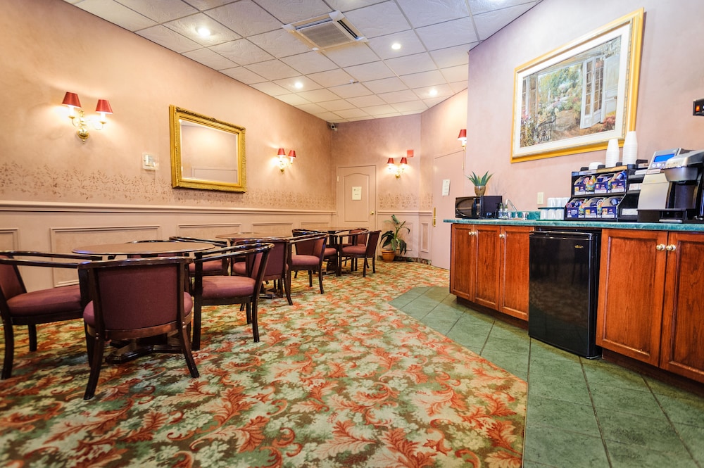 Peterborough Inn & Suites Hotel 58/64