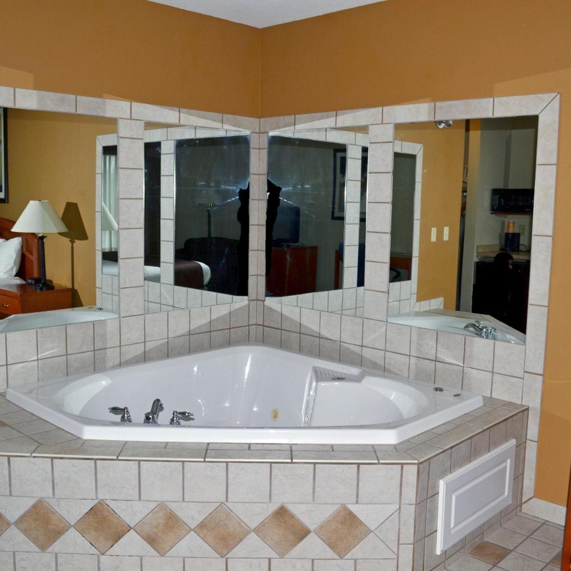 Paola Inn And Suites 43/47