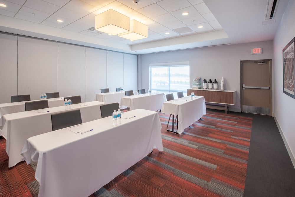 HOLIDAY INN EXPRESS & SUITES INDIANAPOLIS NE - NOBLESVILLE 64/66