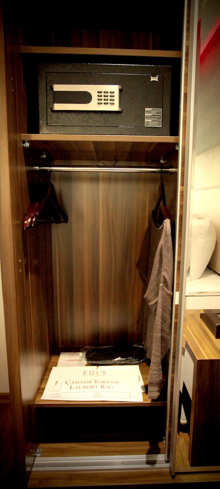 Edis Premier Hotel 25/37
