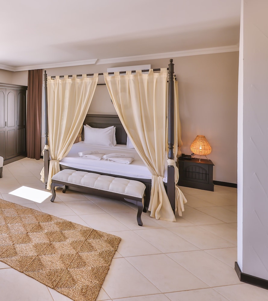 Hill House - Adults Only 14/50