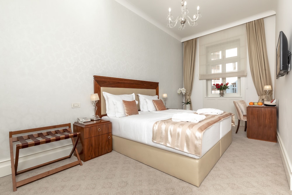 SUPERIOR, DOUBLE OR TWIN BED