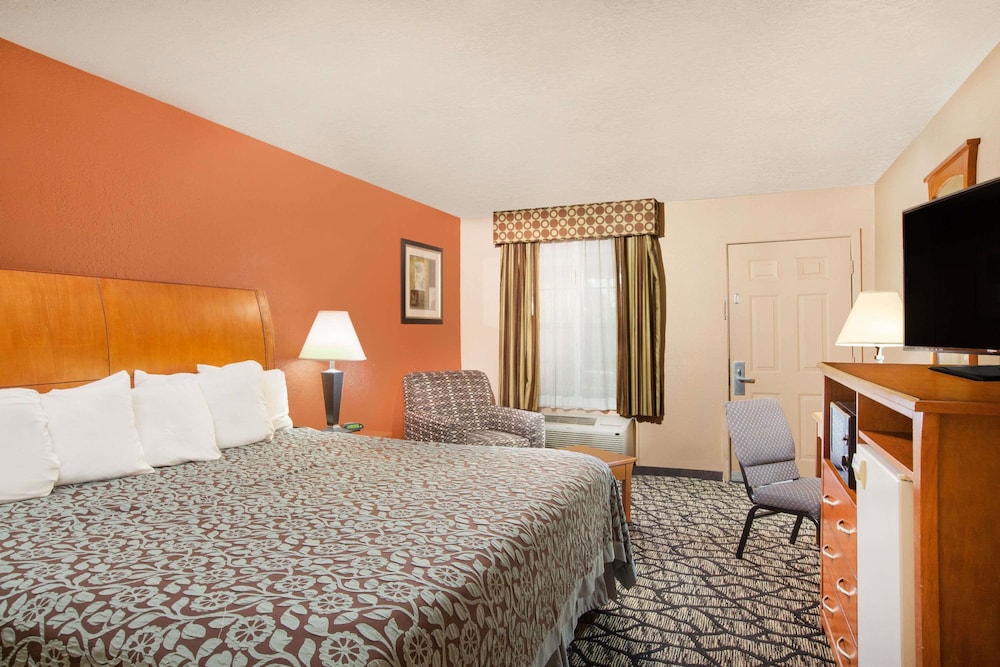 Days Inn by Wyndham Centerville 13/20