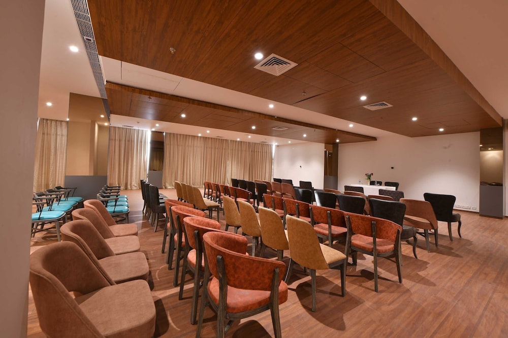 Palette - Hotel Royal Palace Morbi 44/50