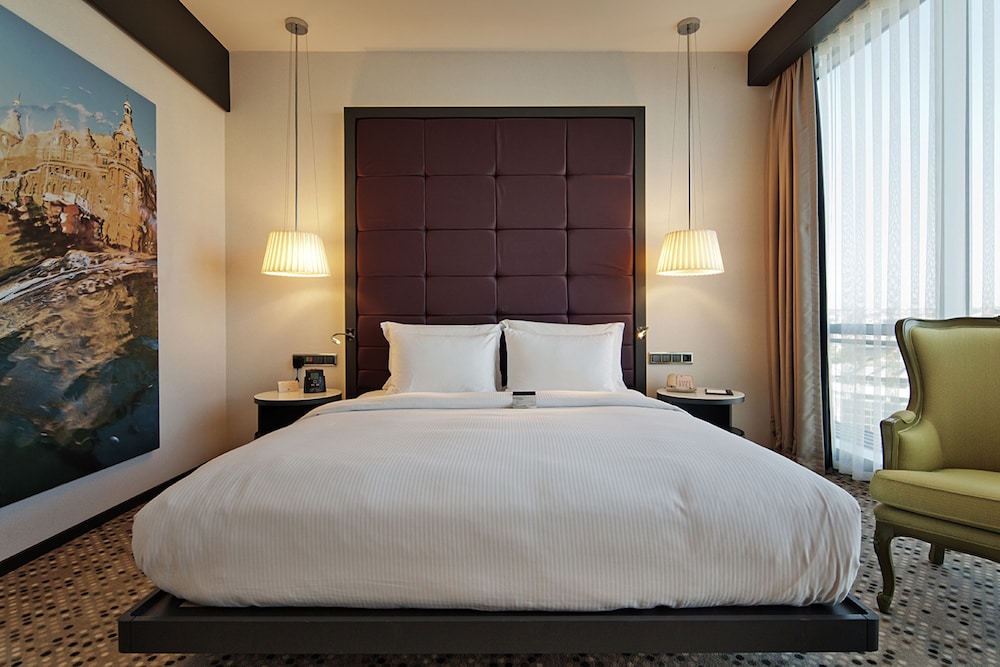 ROOM, KING BED