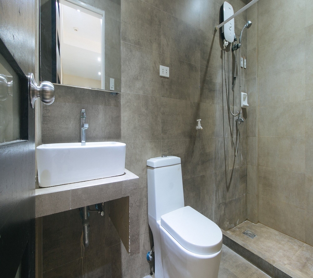 RedDoorz at Grand Apartelle Hernan Cortes Cebu 36/38