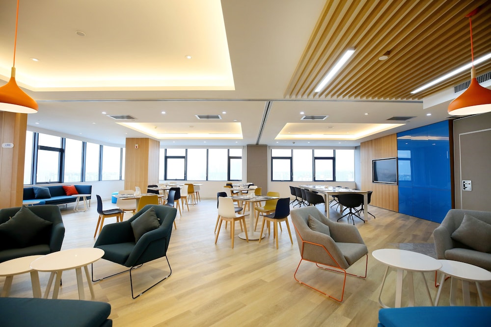 Holiday Inn Express Chengdu North Railway Station 40/68