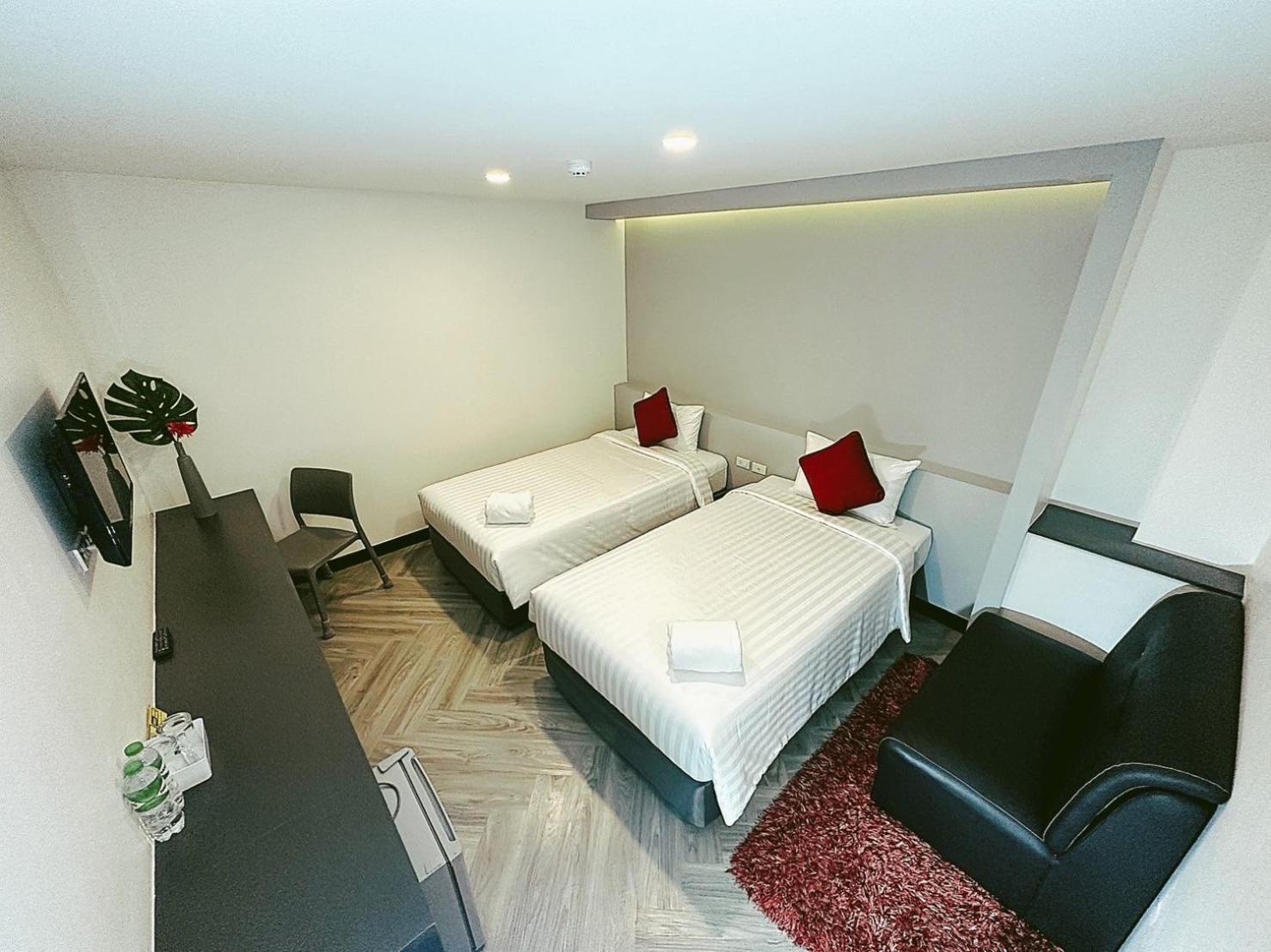 Deluxe, Twin Beds, No Window