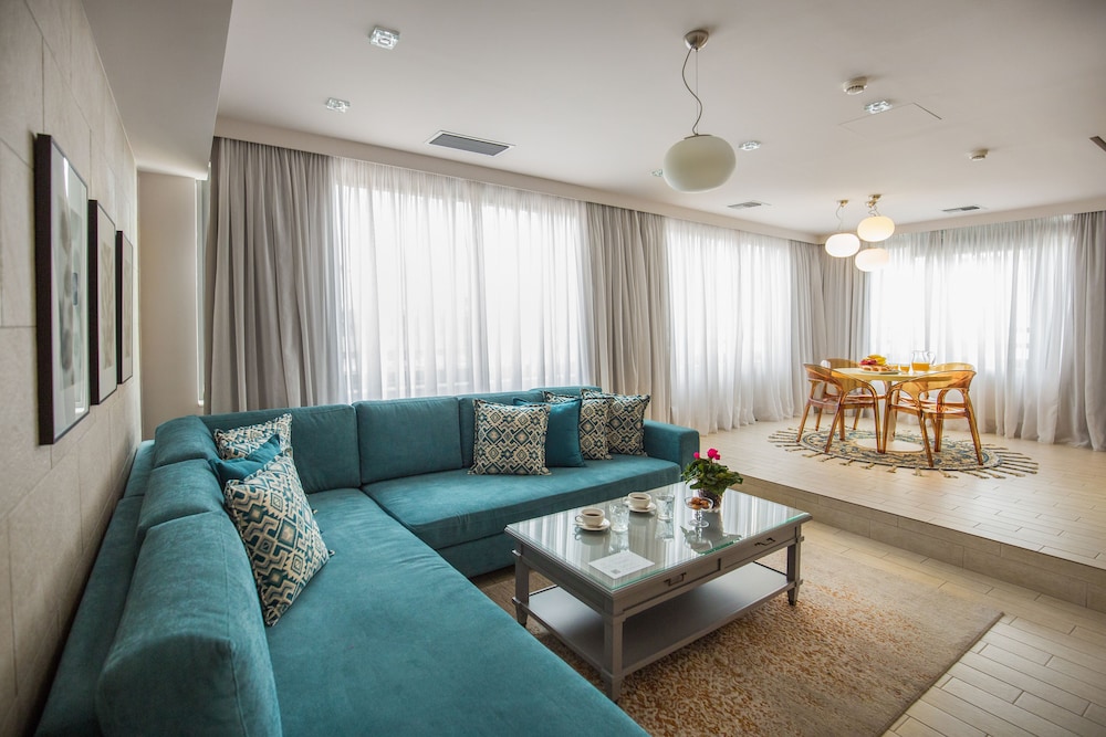 Sweet Home Hotel 55/75
