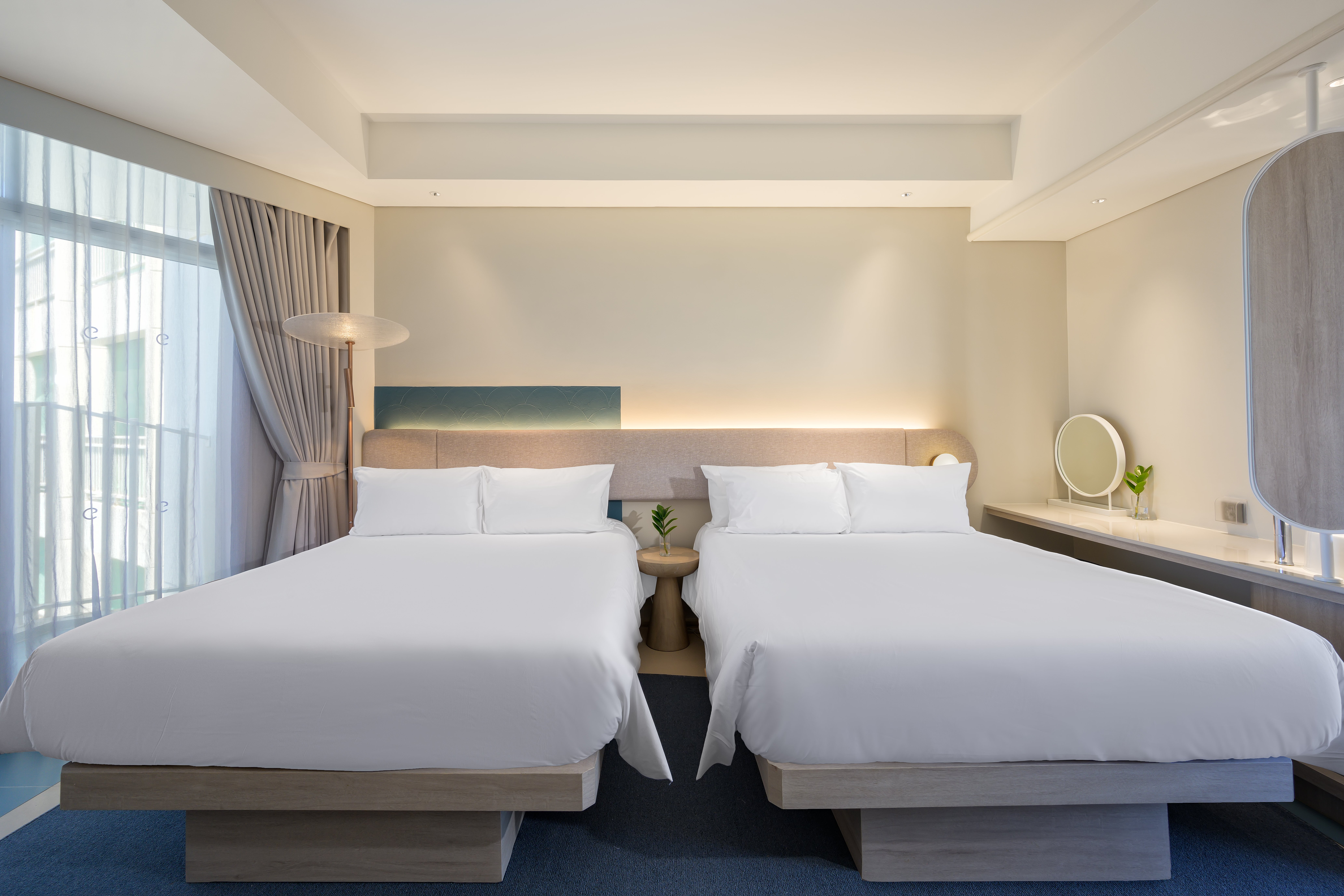 SUPERIOR, 2 DOUBLE BEDS, CITY VIEW