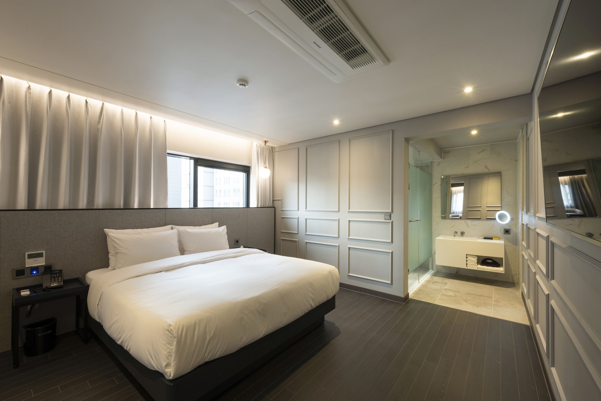 ROYAL, SUITE