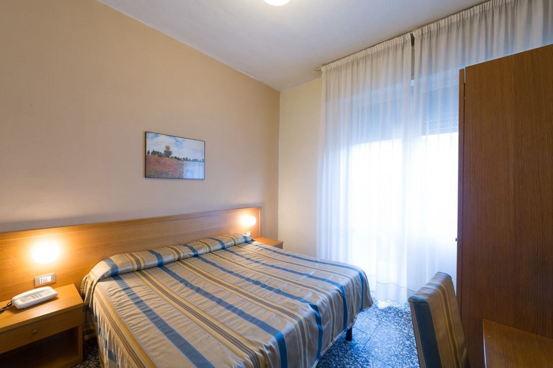 ROOM, QUEEN BED