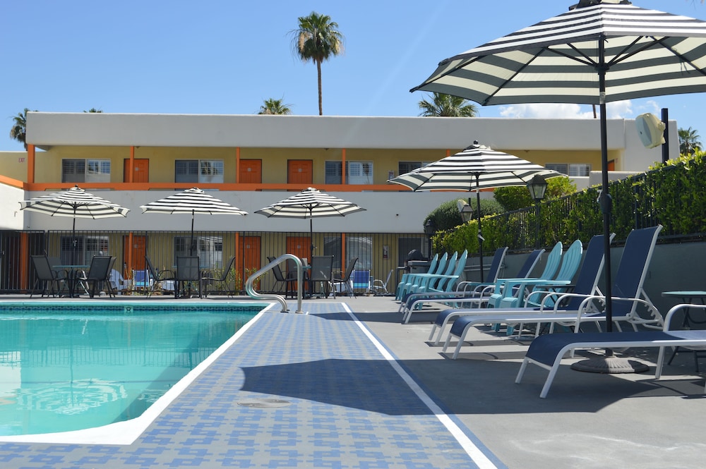Musicland Hotel 12/49
