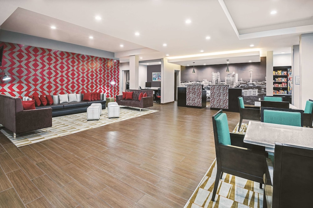 La Quinta by Wyndham San Antonio by Frost Bank Center 26/37