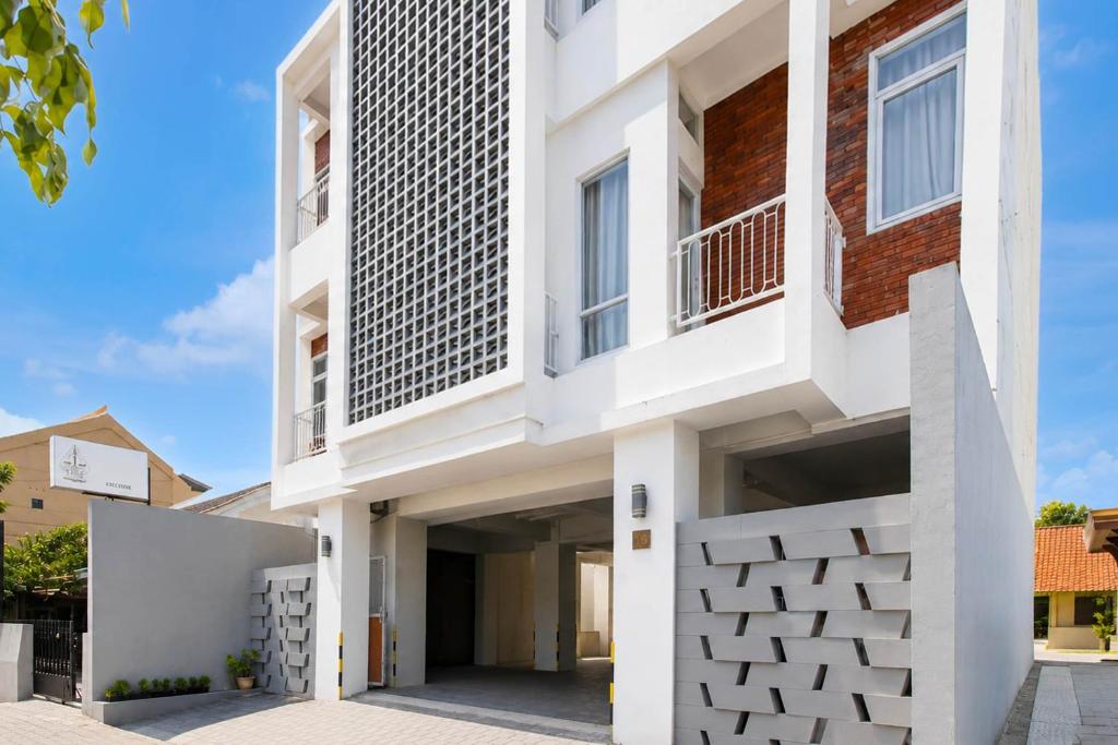 Collection O near Ambarrukmo Plaza Mall formerly Damar Kusumo Guest House 19/23