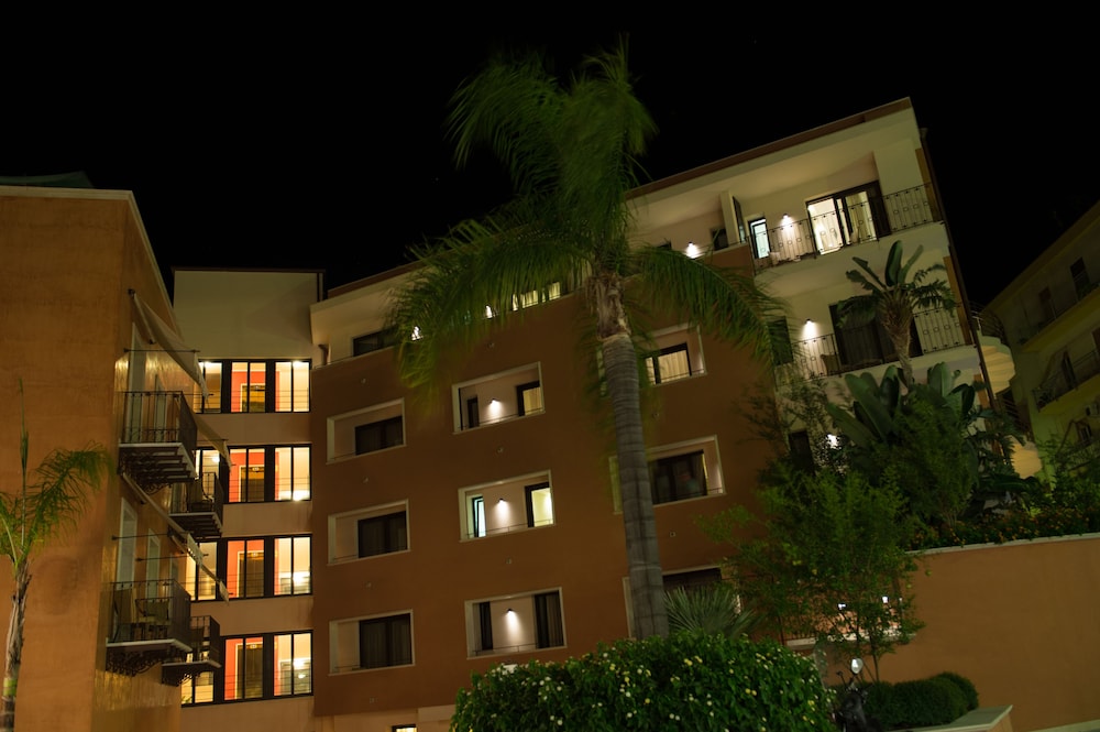 Artemis Hotel 2/69
