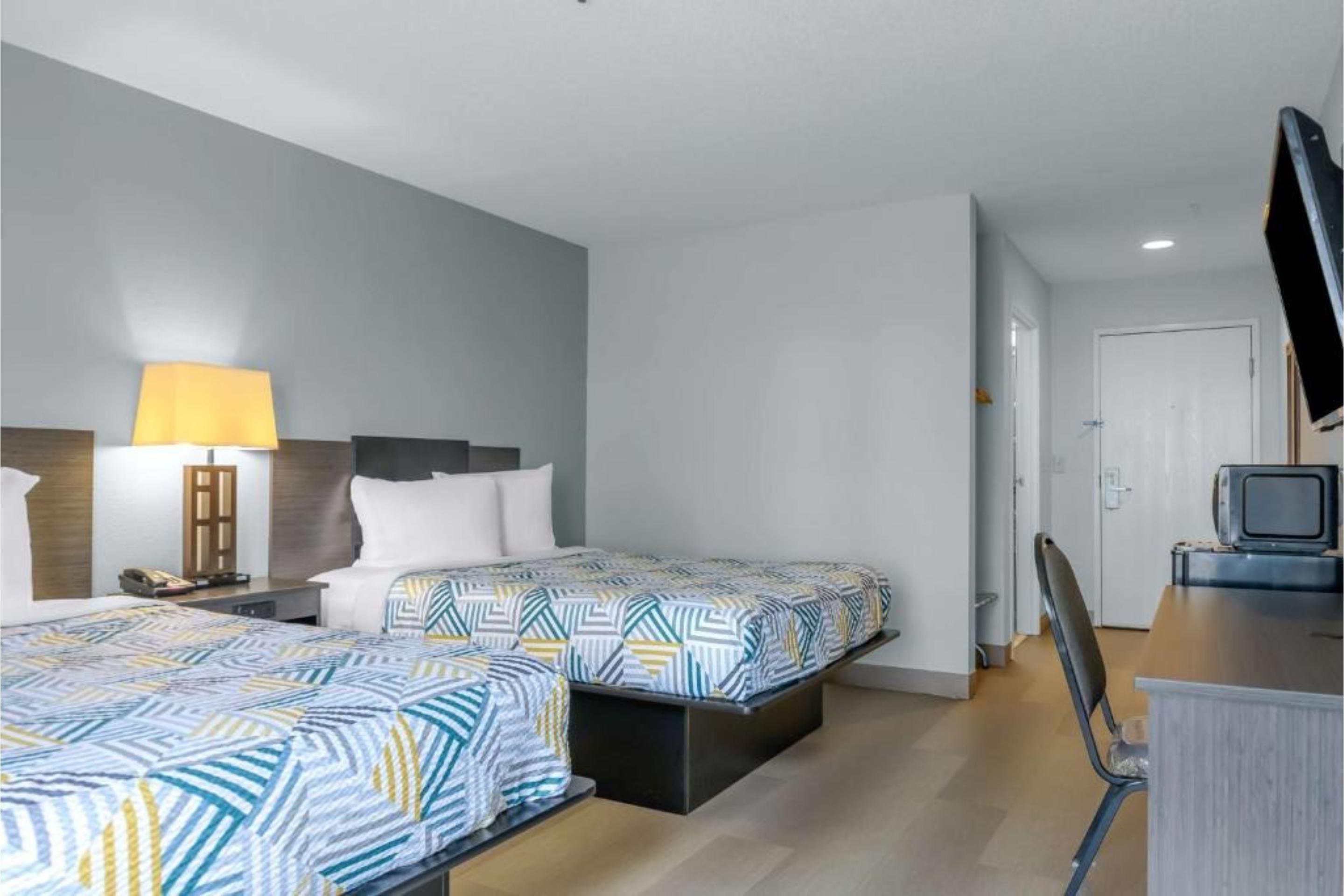 2 Queen Beds - Non-Smoking, Micfridge