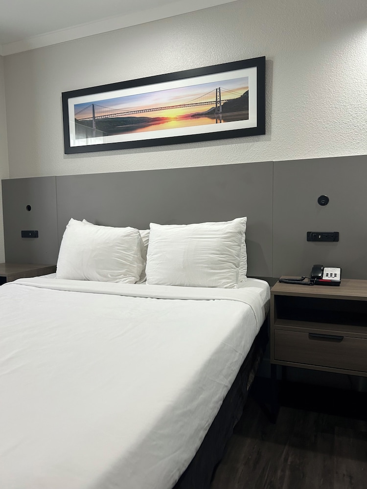 SUITE, QUEEN BED, ACCESSIBLE