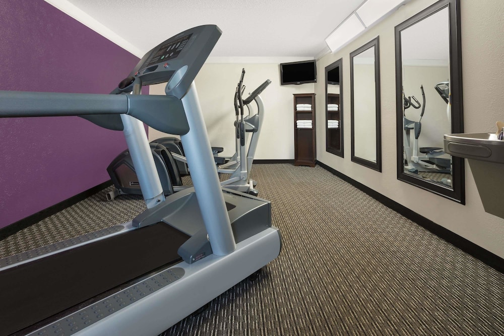 Baymont By Wyndham Greenville Woodruff Rd 20/31