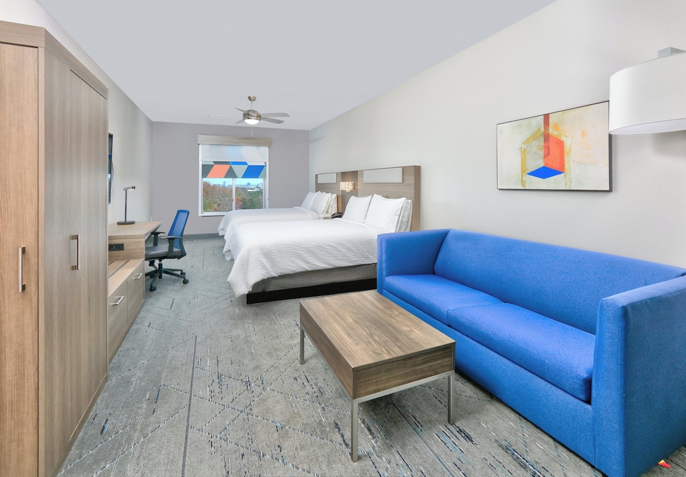 1 Bedroom, Suite, 1 King and 2 Queen Beds