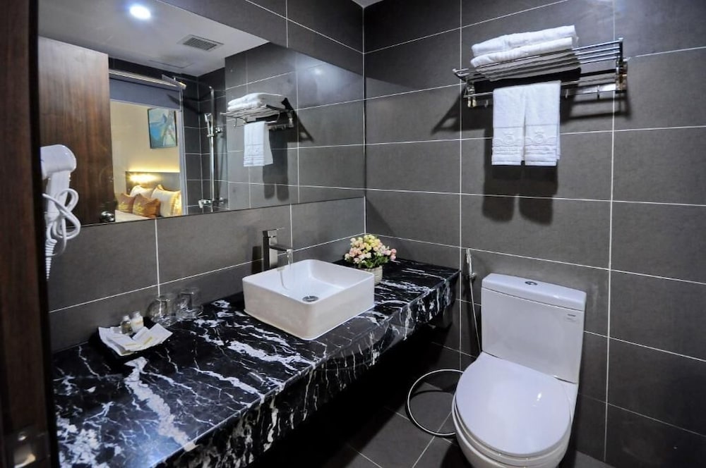 Crown Nguyen Hoang Hotel 56/58