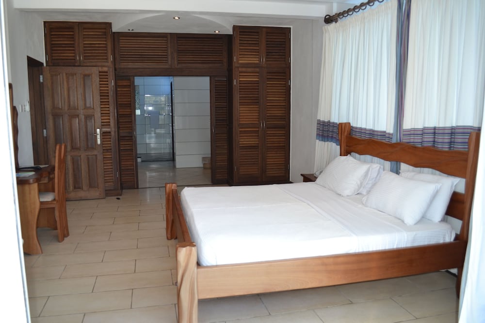 3 BEDROOMS, APARTMENT, OCEAN VIEW
