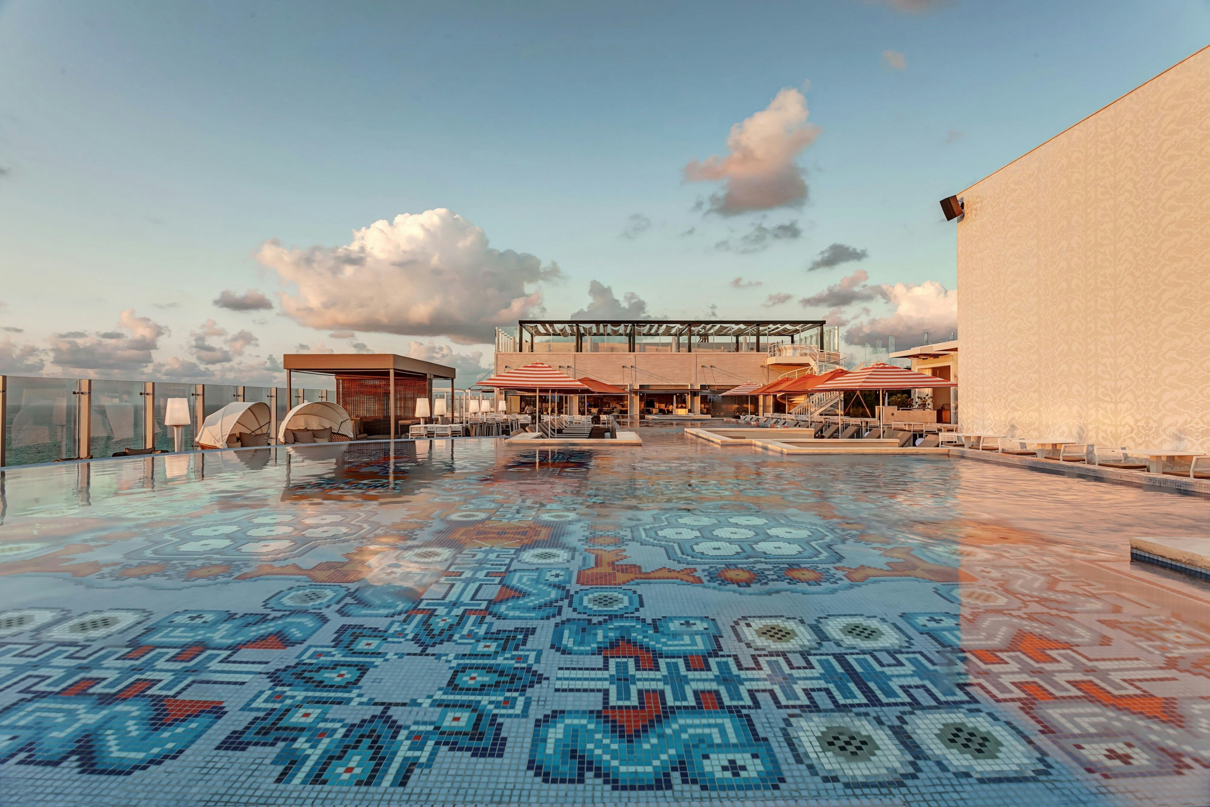 Royalton CHIC Cancun, An Autograph Collection (ex Royalton Cancun) 70/71