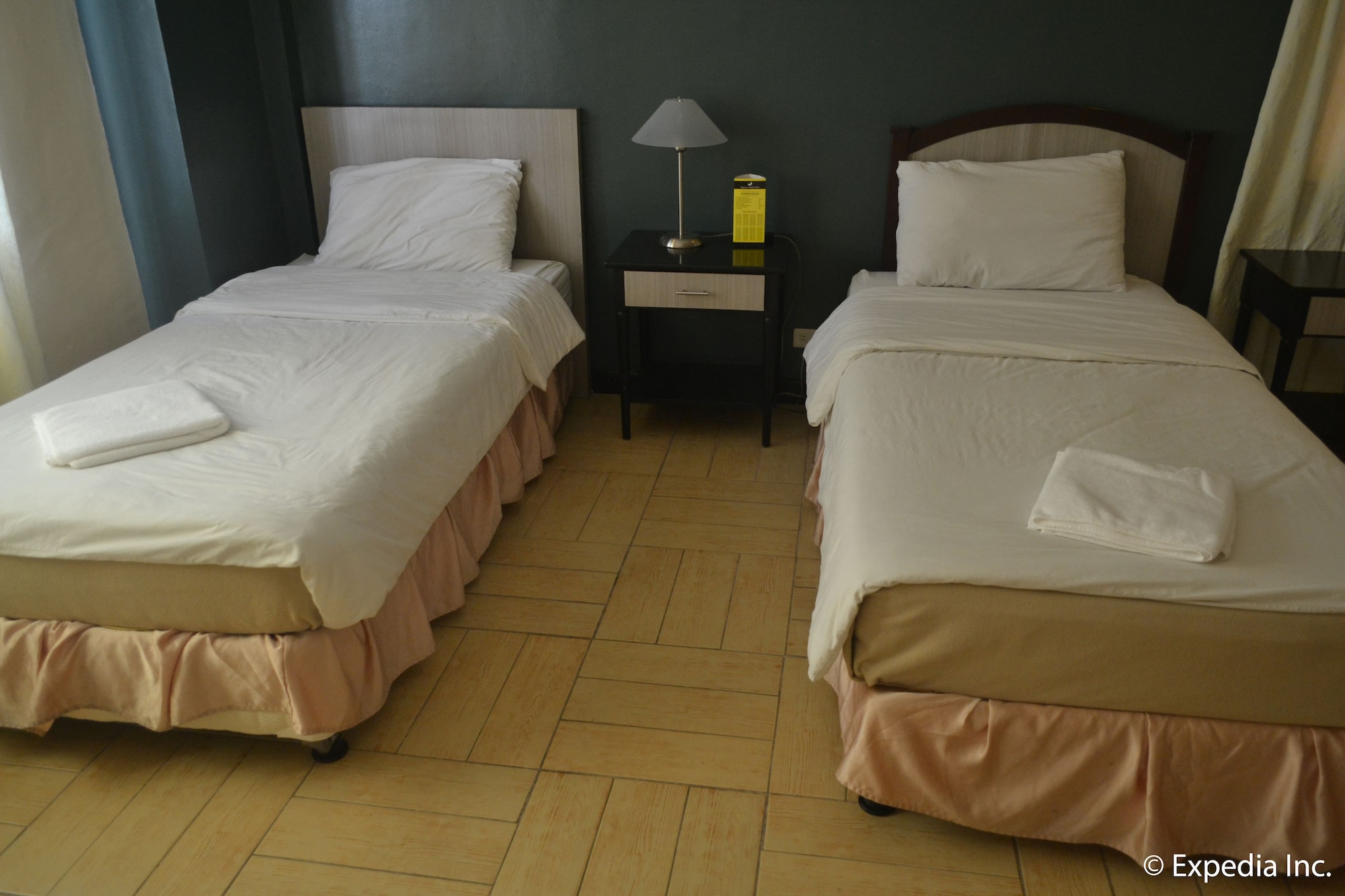 DELUXE, TWIN BEDS