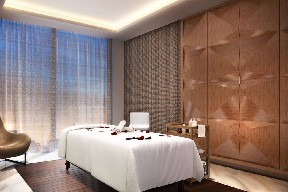 Holiday Inn Dubai Al Maktoum Airport 36/82