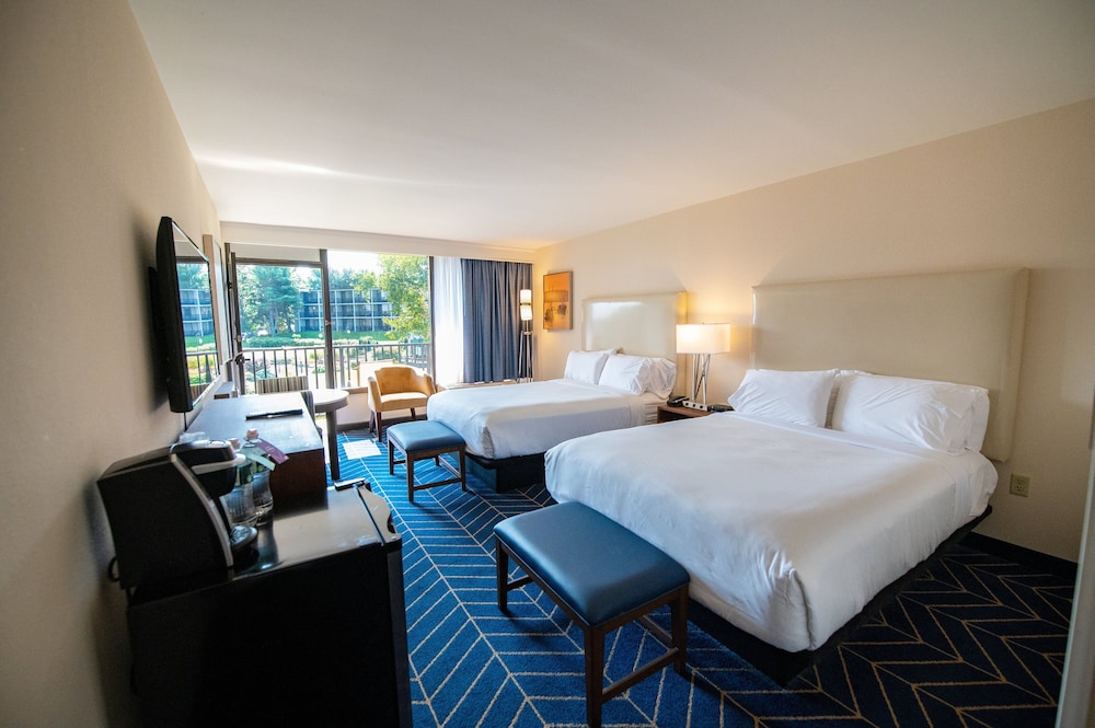 غرفة قياسية بسريرين كوين بإطلالة على المسبح، Holiday Inn Resort Bar Harbor Acadia Natl Park 3/5