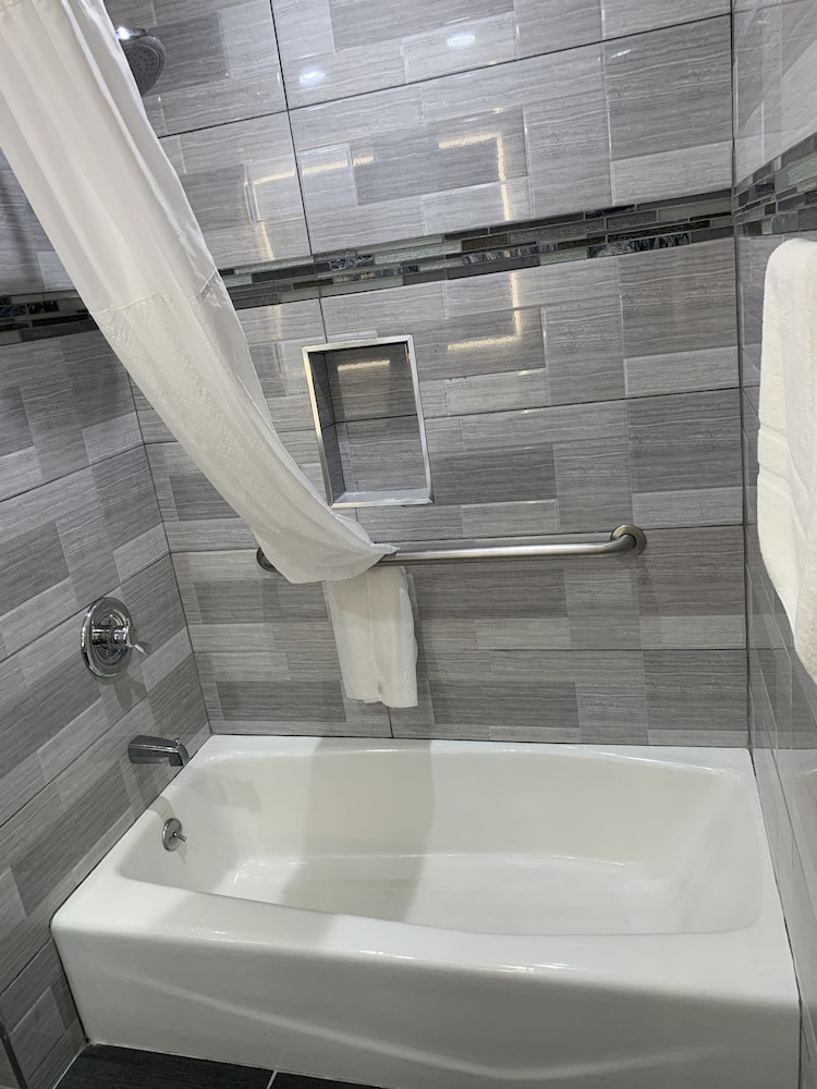 Mirage Inn and Suites 29/31