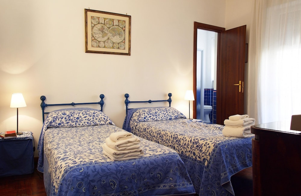 ROOM, TWIN BEDS
