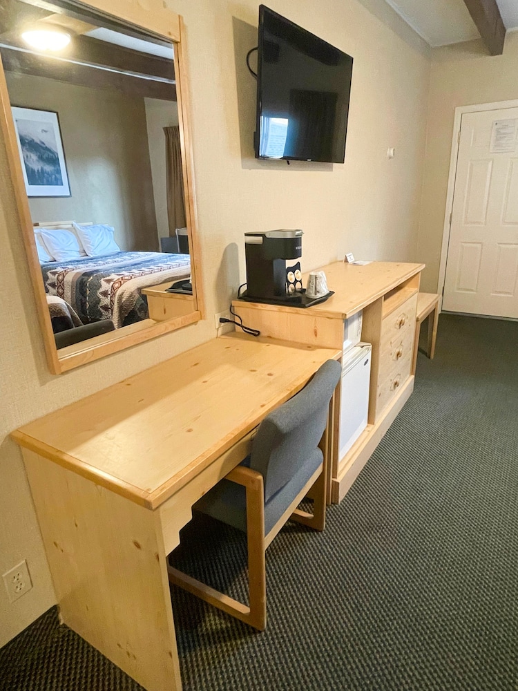 Spirit Lake Lodge and Snowmobile Rentals 50/63