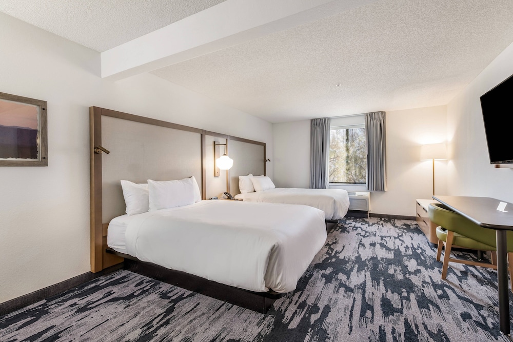 Fairfield Inn Suites Greensboro Coliseum Area 8/32