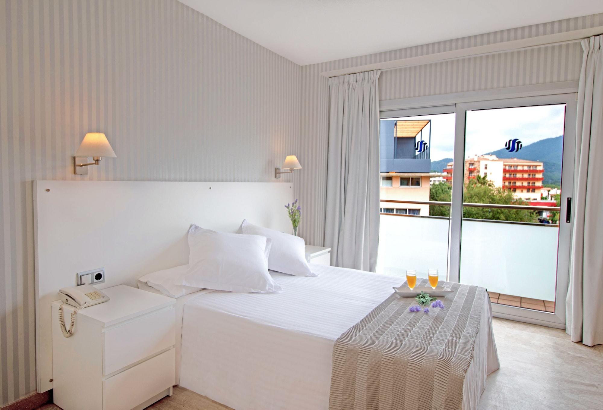ROOM, DOUBLE OR TWIN BED